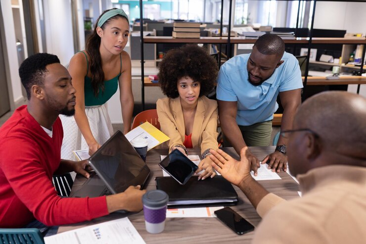 Photo jeunes collègues biraciaux écoutant la stratégie d'un homme d'affaires afro-américain lors d'une réunion