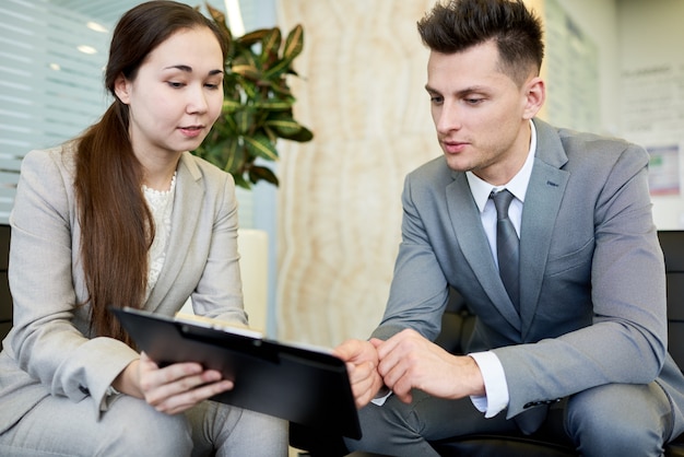 Jeunes collègues discutant des affaires