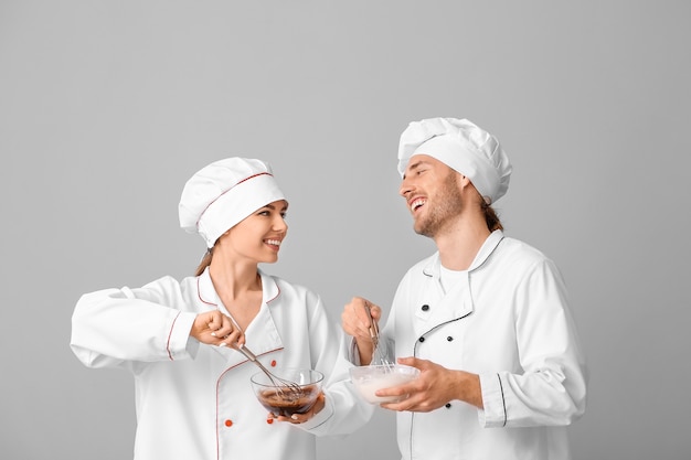 Les jeunes confiseurs la cuisson de savoureux desserts