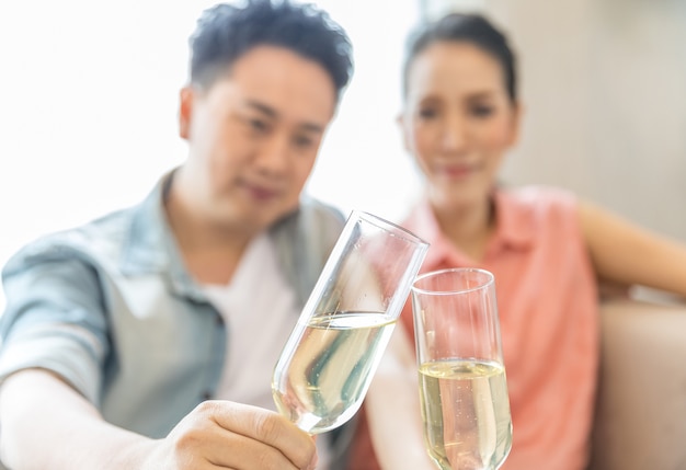 Les jeunes couples célèbrent le vin