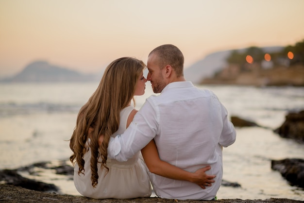 Jeunes couples embrassant romantiquement à l'extérieur le jour de la Saint Valentin