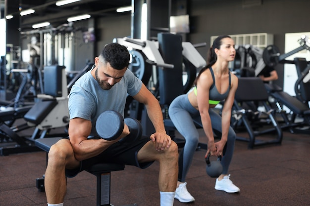 Les jeunes couples en forme sont en bonne forme.