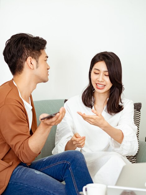 Les jeunes couples ont des désaccords à la maison.