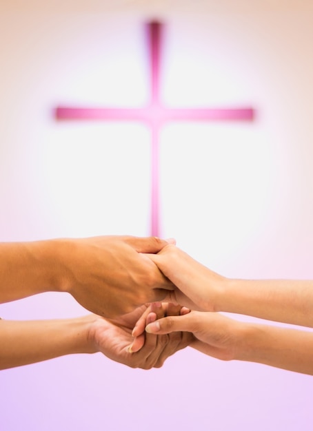 Les jeunes couples se donnent la main dans l&#39;église.