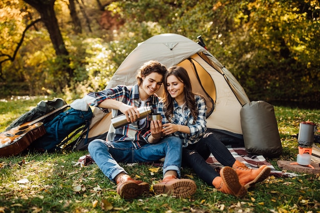 Les jeunes couples de touristes explorent de nouveaux endroits ensemble