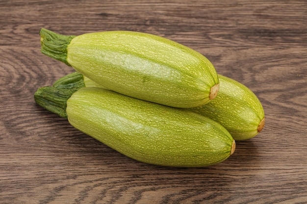 Jeunes courgettes savoureuses à bord