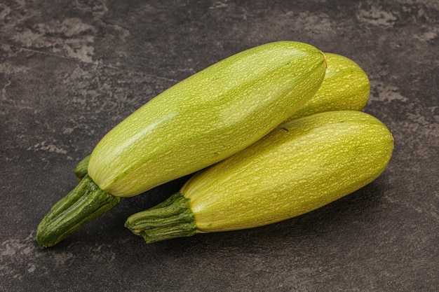 Jeunes courgettes savoureuses à bord