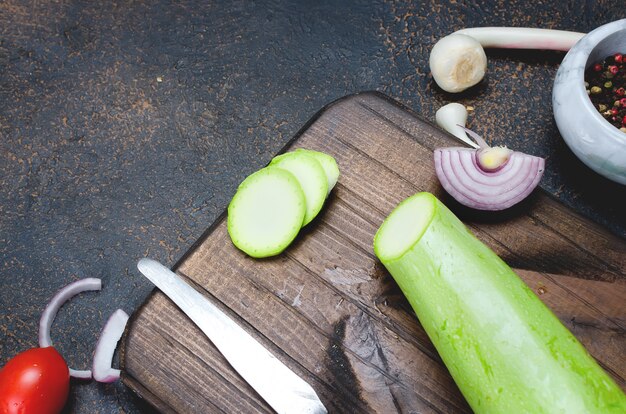 Jeunes courgettes, tomates, herbes et épices printanières