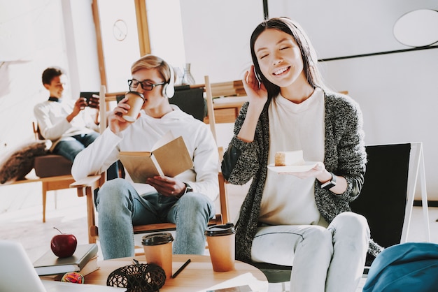 Jeunes créateurs écoutant de la musique au casque