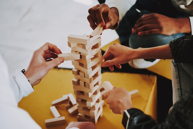 Photo jeunes créateurs jouant de la jenga dans un lieu de coworking