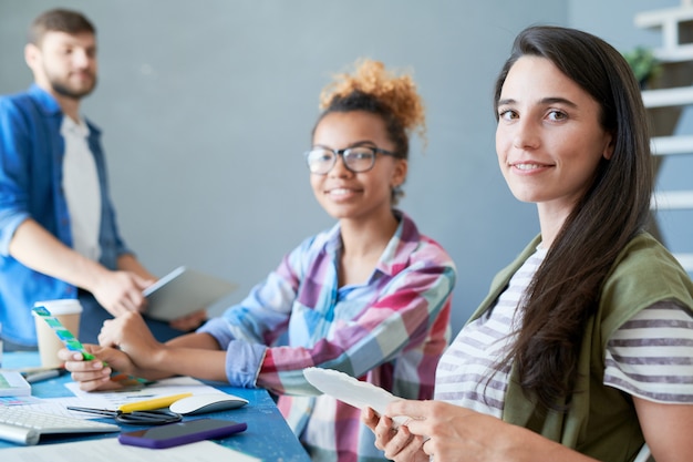 Photo jeunes créatifs posant au bureau