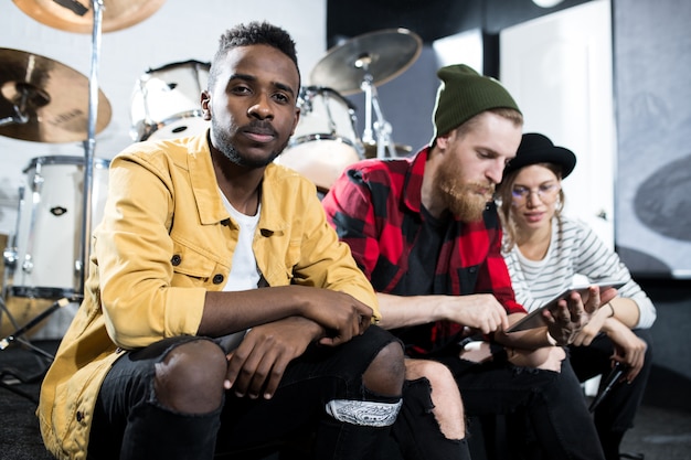 Photo jeunes créatifs en studio