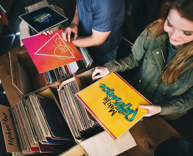 Jeunes dans un magasin de disques