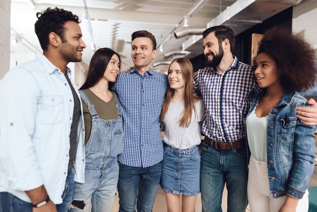 Les jeunes démontrent l'unité de l'équipe.