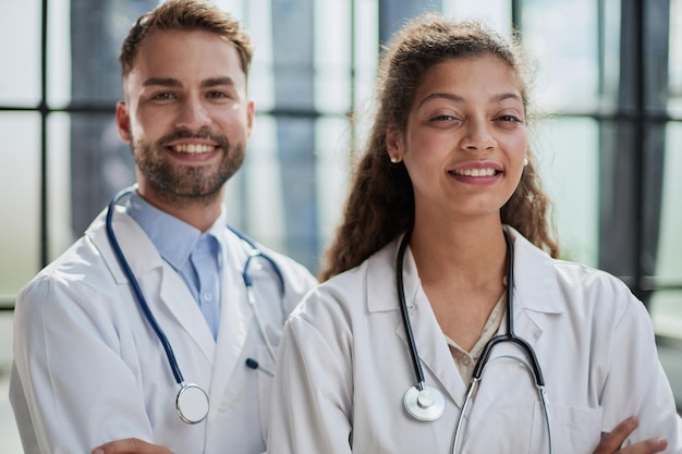 Les jeunes dentistes masculins et féminins regardent au loin