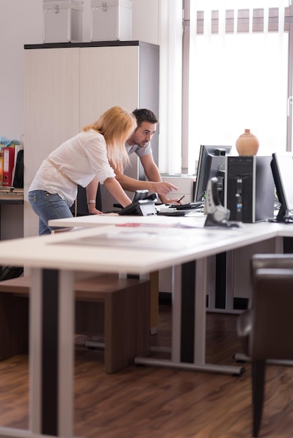 jeunes designers dans le bureau créatif de la fabrication de meubles en bois