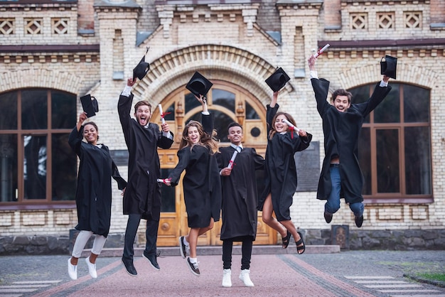 Les jeunes diplômés heureux