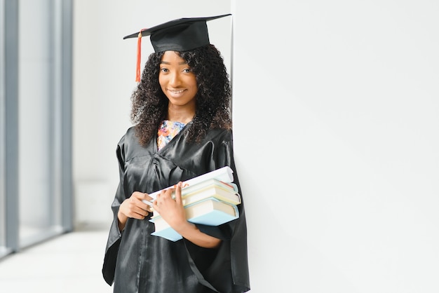 Jeunes diplômés universitaires optimistes à l'obtention du diplôme