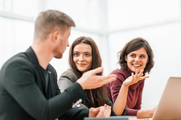 Jeunes discutant de quelque chose assis à la table