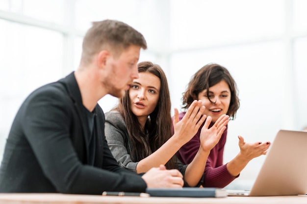 Jeunes discutant de quelque chose assis à la table