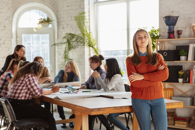 Les jeunes discutent des droits des femmes et de l'égalité au bureau