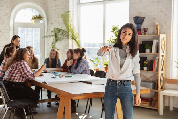 Les jeunes discutent des droits des femmes et de l'égalité au bureau