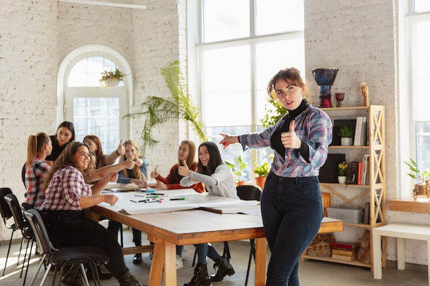 Les jeunes discutent des droits des femmes et de l'égalité au bureau