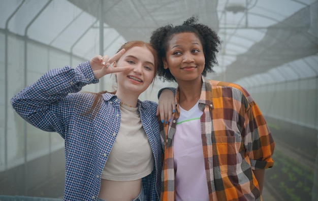 Photo les jeunes de la diversité apprécient l'activité dans la plantation d'une ferme biologique