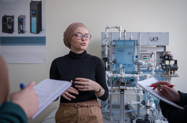 Photo jeunes élèves pratiquant dans la salle de classe électronique