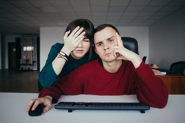 Les jeunes employés de bureau ont fait une erreur et sont donc très déçus. Émotionnels beaux jeunes en milieu de travail.