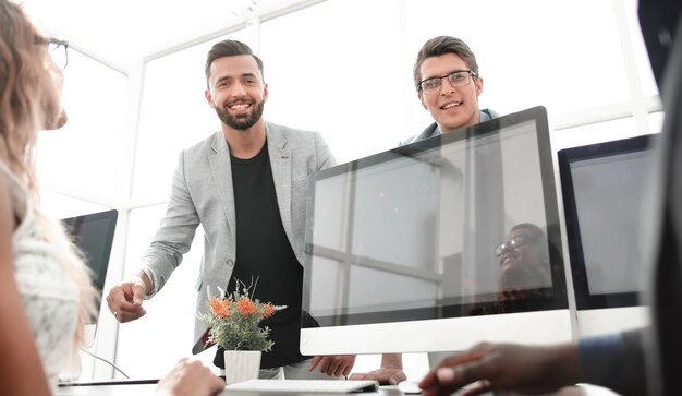 Jeunes employés se donnant un high five