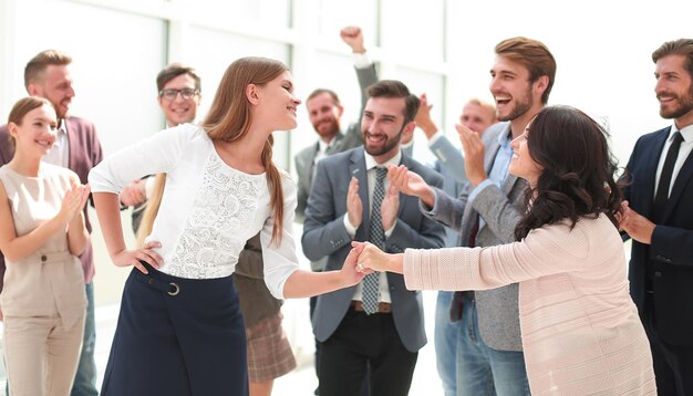 Jeunes employés se félicitant de la victoire