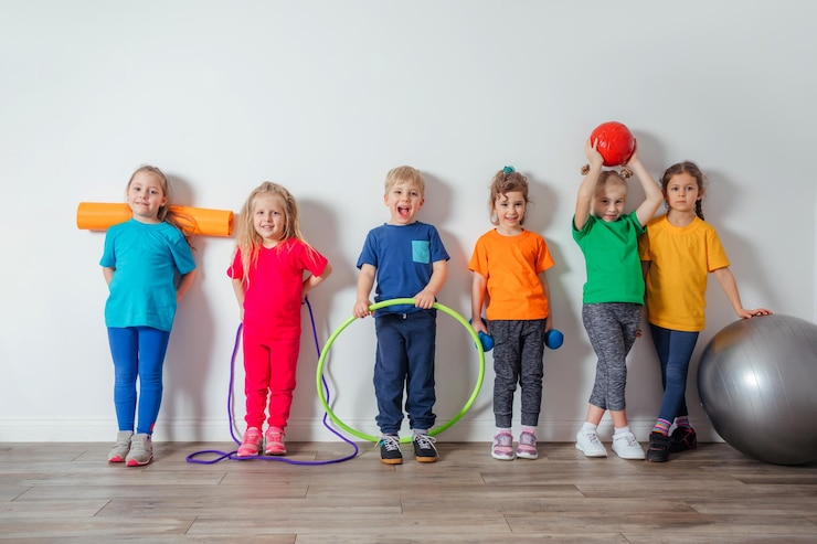 Photo les jeunes enfants adorent faire des activités physiques à la maternelle