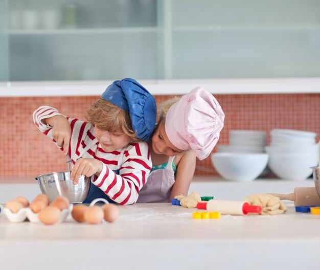 Jeunes enfants cuisinant à la maison