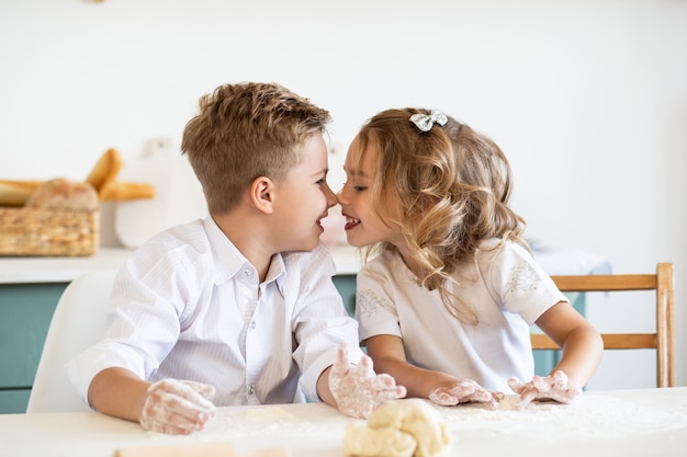 Jeunes enfants, cuisine, biscuits, ensemble, dans, cuisine