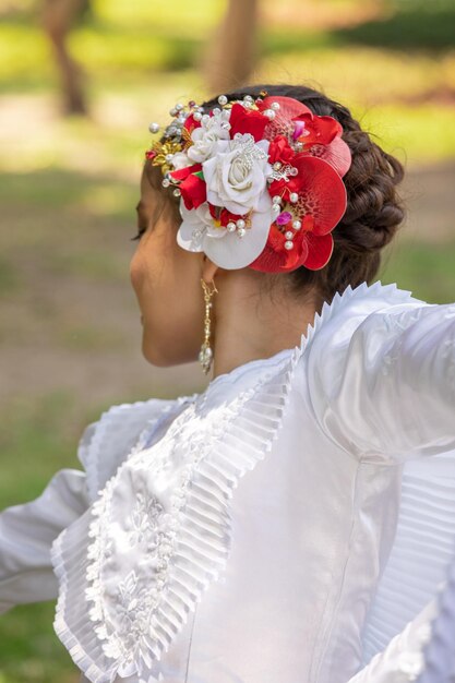 Des jeunes enfants dansent la marinera péruvienne, une danse traditionnelle péruvienne.