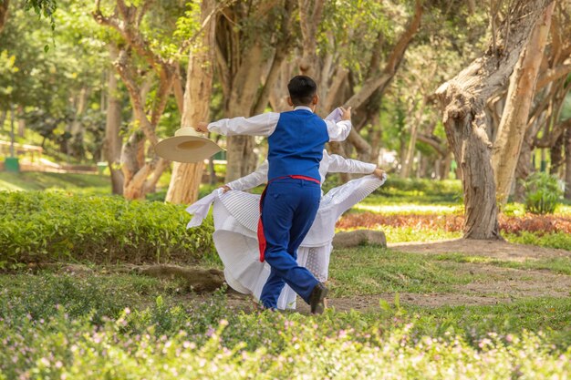 Des jeunes enfants dansent la marinera péruvienne, une danse traditionnelle péruvienne.