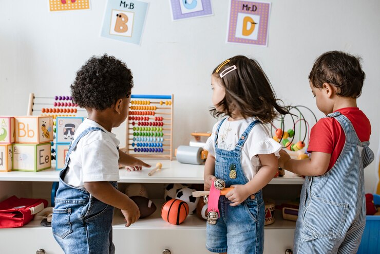 Photo jeunes enfants jouant avec des jouets éducatifs