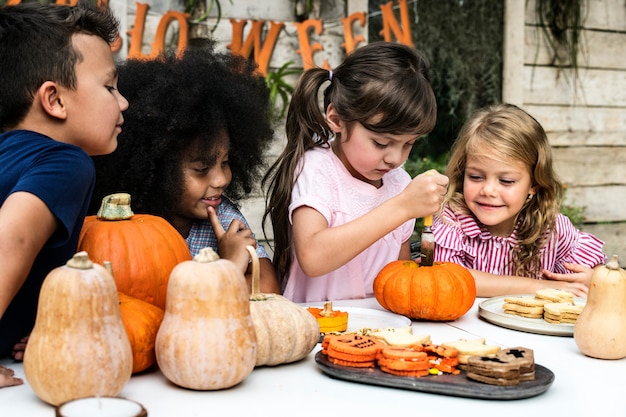 Jeunes enfants sculptant des citrouilles d&#39;Halloween