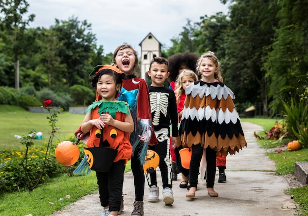 Les jeunes enfants tromper ou traiter pendant Halloween