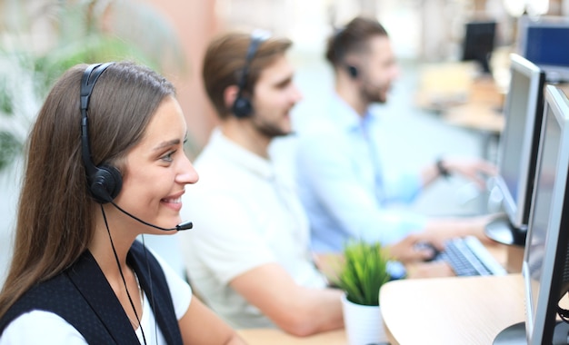 Jeunes entrepreneurs et collègues positifs attrayants dans un bureau de centre d'appels.