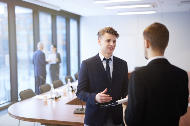 Jeunes entrepreneurs discutant dans la salle de conférence