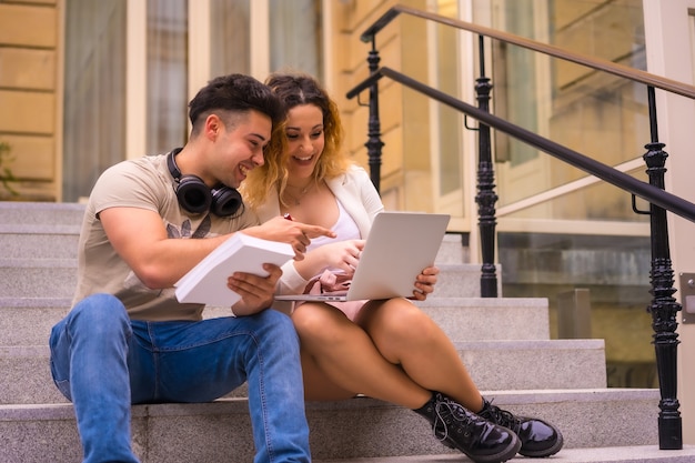 Jeunes entrepreneurs faisant un travail d'équipe. Travailler sur Internet avec l'ordinateur, garçon avec des écouteurs de musique