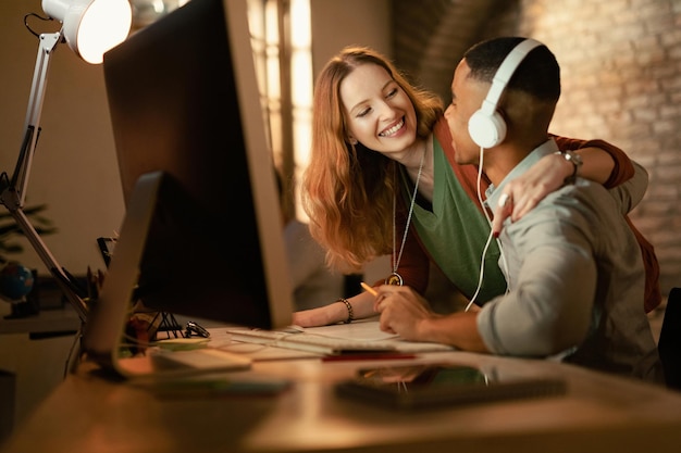 Jeunes entrepreneurs heureux s'amusant tout en communiquant au bureau L'accent est mis sur la femme