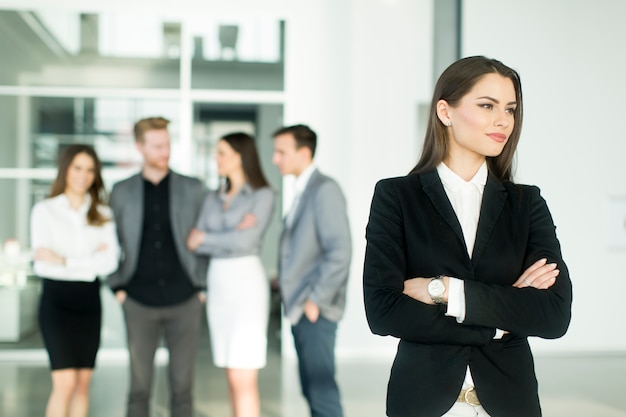 Jeunes entrepreneurs modernes au bureau