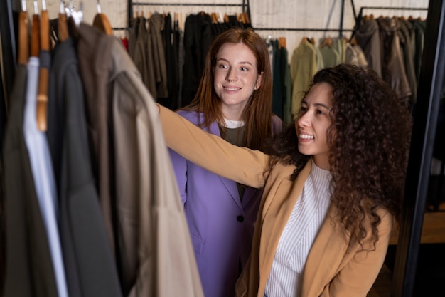 Photo jeunes entrepreneurs préparant leur magasin