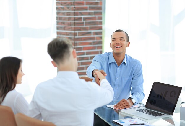 Jeunes entrepreneurs se serrant la main.