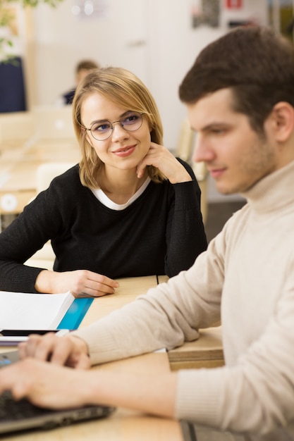 Jeunes entrepreneurs travaillant ensemble au bureau