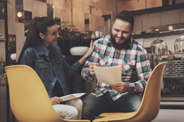 Jeunes étudiant des documents au café