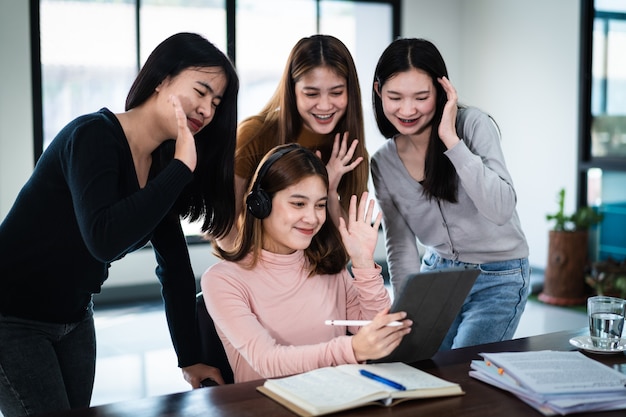 Jeunes étudiantes asiatiques étudiant en classe